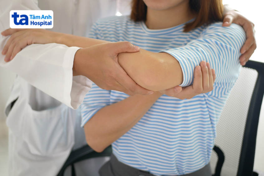 Tập vật lý trị liệu khi bị cứng khớp khủy tay