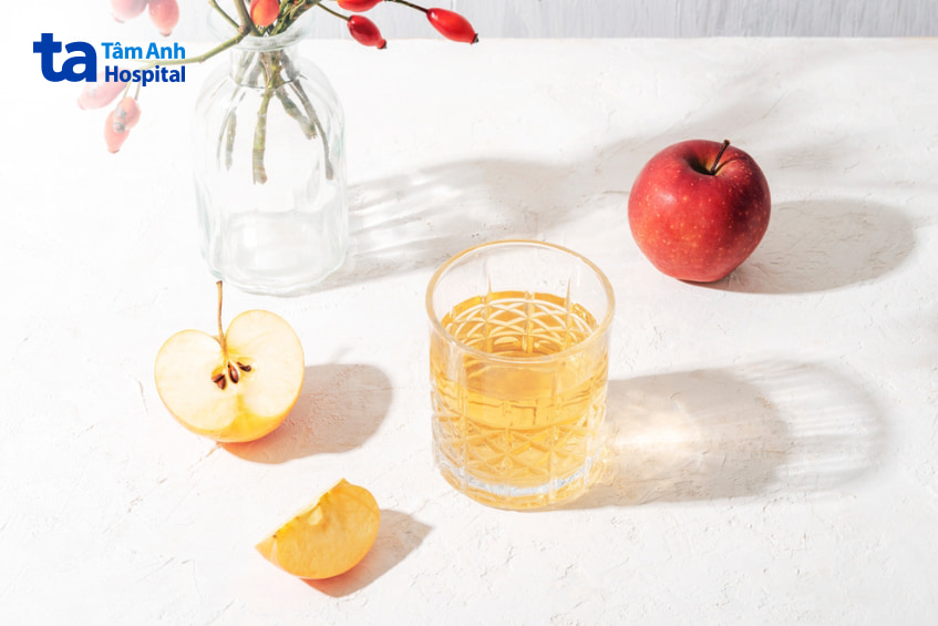 tẩy răng ố vàng tại nhà bằng giấm táo