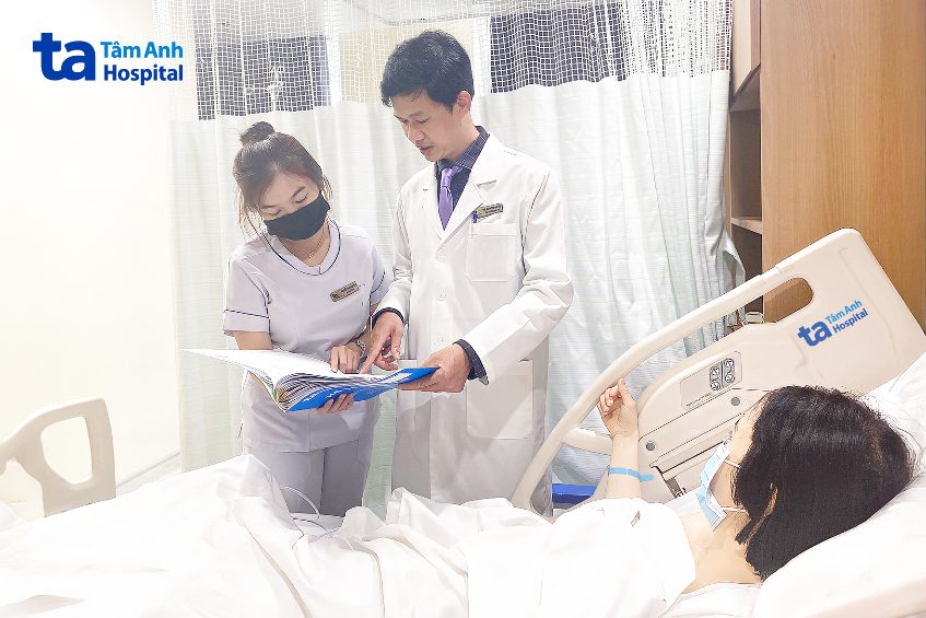 Thạc sĩ bác sĩ Huỳnh Bá Tấn thăm khám bệnh nhân