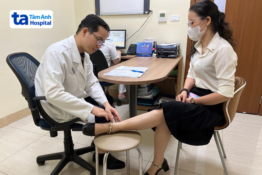 Bác sĩ sẽ thăm khám kỹ để tìm nguyên nhân và đưa ra phương pháp điều trị thích hợp cho bệnh nhân bị phù thũng