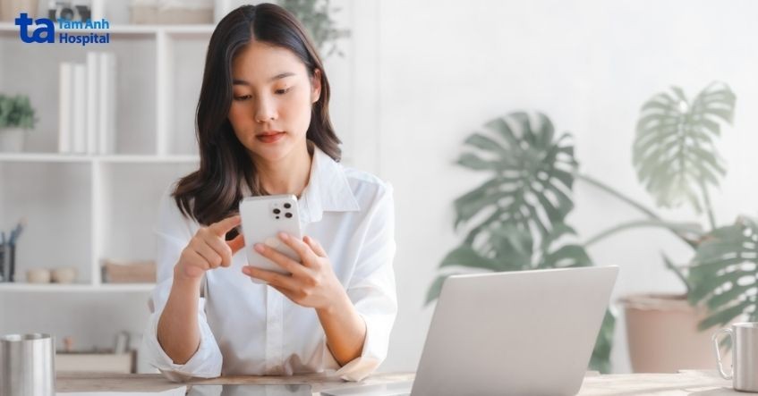 thiết bị điện tử là nguyên nhân gây đục thể ở người trẻ