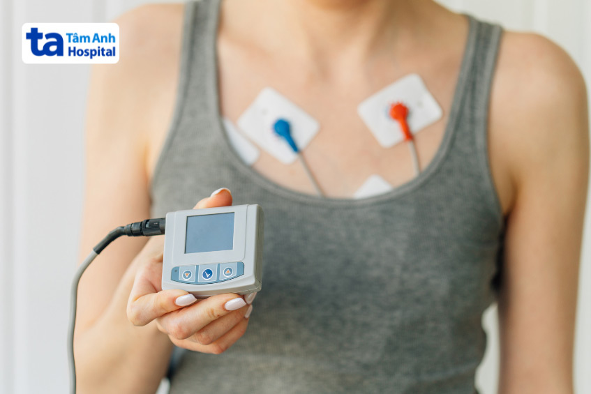 Người bệnh có thể dùng thiết bị Holter ECG để theo dõi hoạt động của nhịp tim