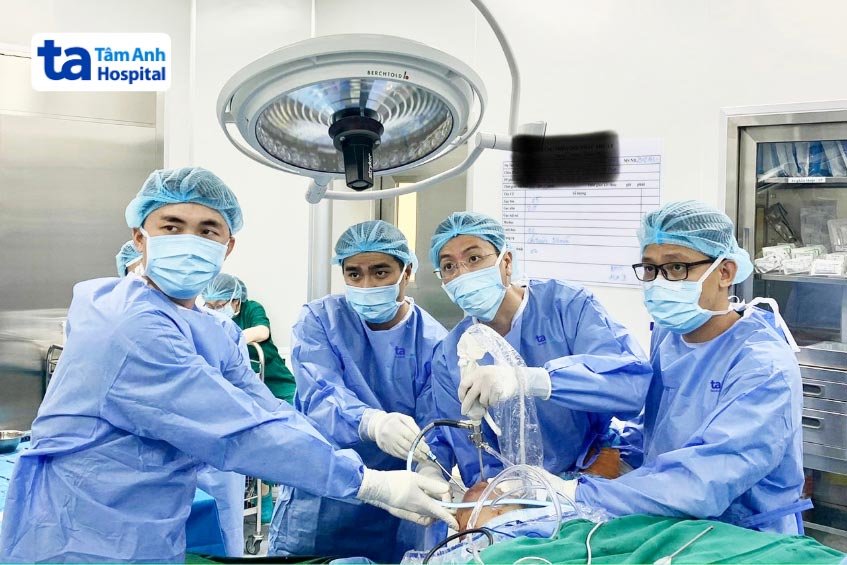 thực hiện nội soi tái táo dây chằng