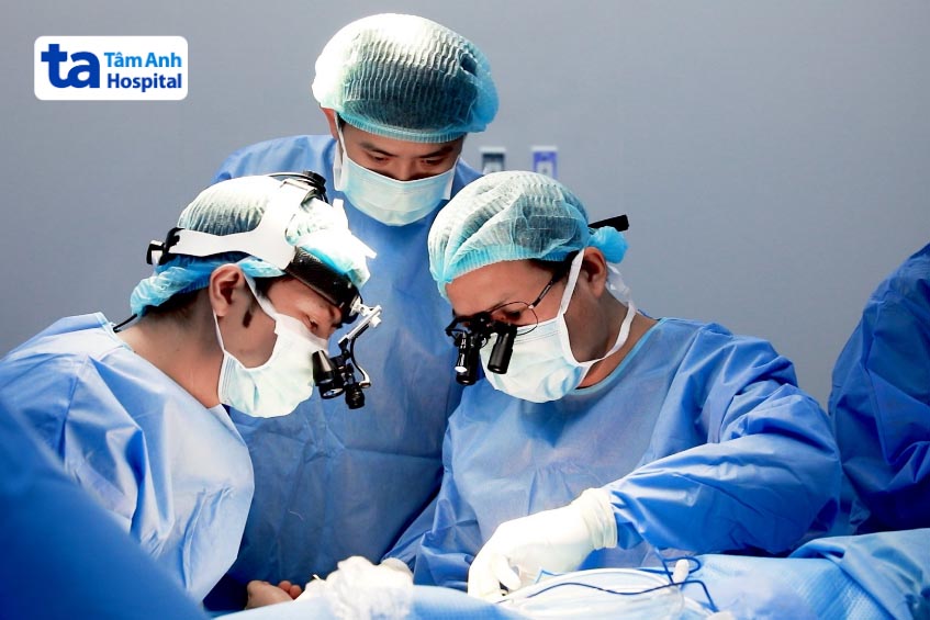 Bác sĩ thực thiện phẫu thuật điều trị bệnh lý làm sưng cổ tay