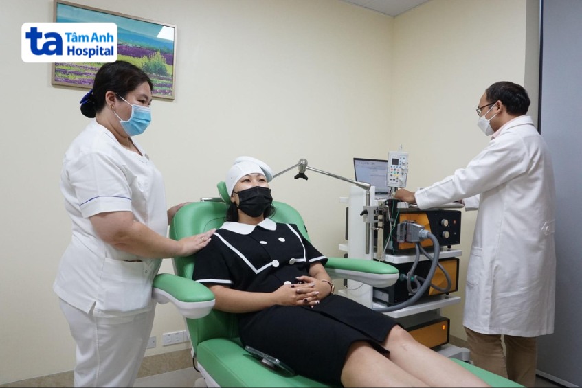 thực hiện quy trình kích thích từ trường xuyên sọ