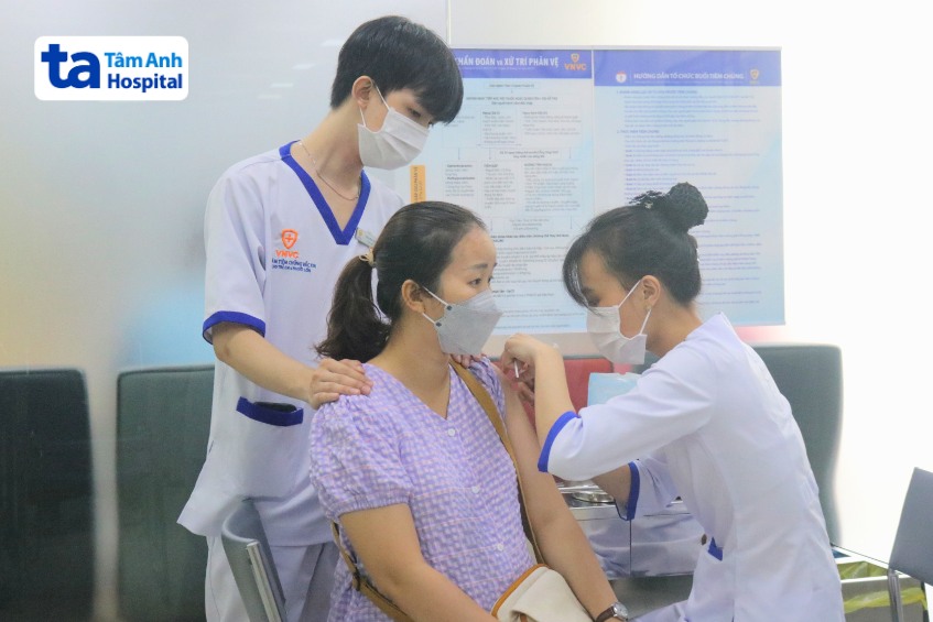 tiêm vắc xin cúm phòng cúm b cho bà bầu