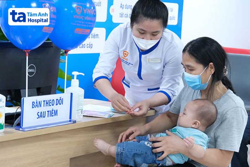 Tiêm vắc xin phế cầu cho bé