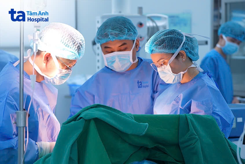 tiến sĩ hoàng lan cùng ê kíp phẫu thuật cho người bệnh