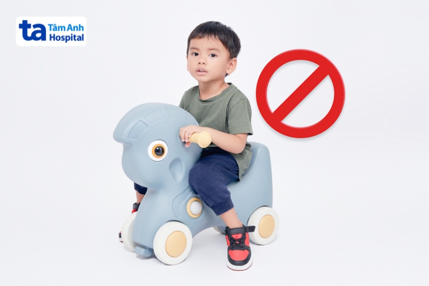 Tránh cho trẻ vận động mạnh, tham gia các trò chơi tăng ma sát