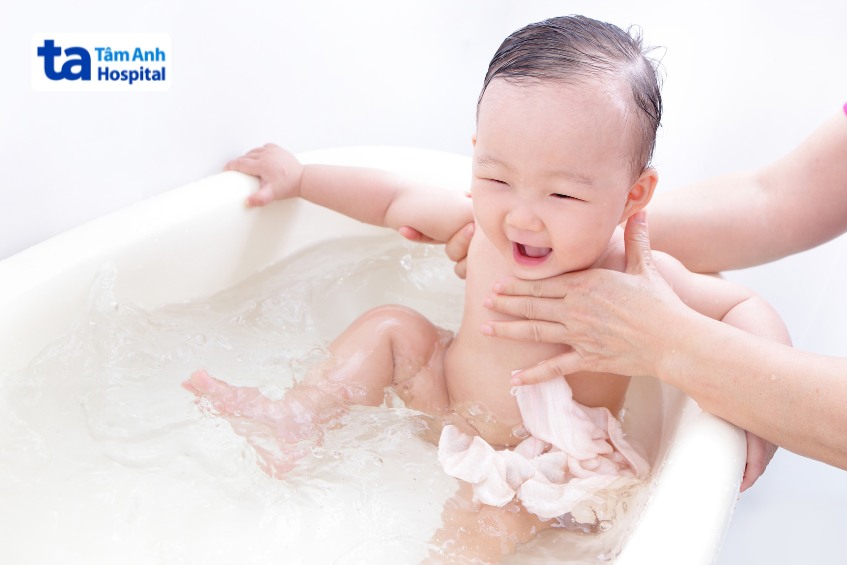 Trẻ bị bỏng nhẹ, tắm cho trẻ đúng cách