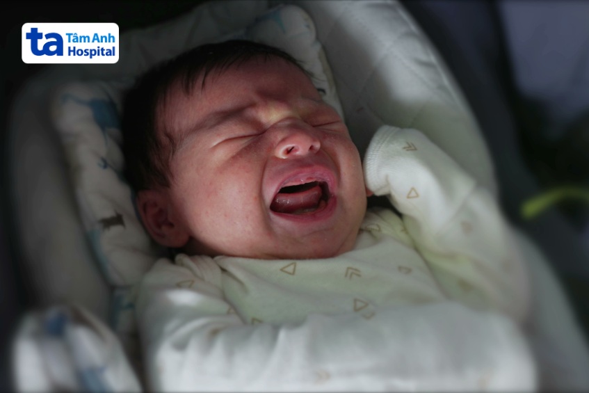 Trẻ bị còi xương thường khóc đêm, ngủ không sâu giấc