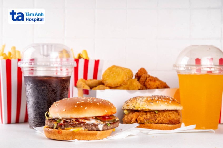Trẻ bị hen suyễn nên hạn chế ăn thức ăn nhanh, đồ chiên rán