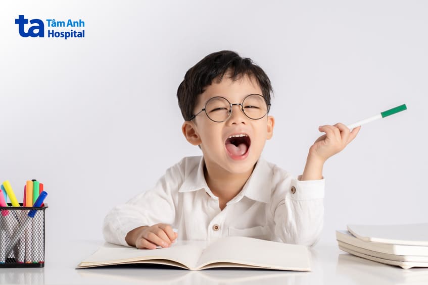 trẻ bị loạn thị có nên đeo kính thường xuyên không phụ thuộc vào độ loạn