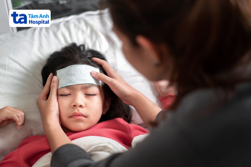 Trẻ bị viêm phế quản có triệu chứng mệt mỏi, sốt cao kéo dài