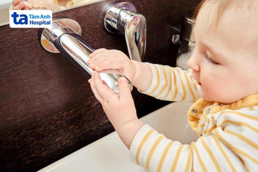 Trẻ chơi đùa với vòi nước nóng/lạnh có thể dẫn đến bỏng nước sôi