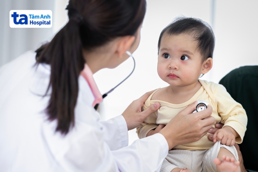 Trẻ có dấu hiệu bị viêm phổi cần được bác sĩ khám