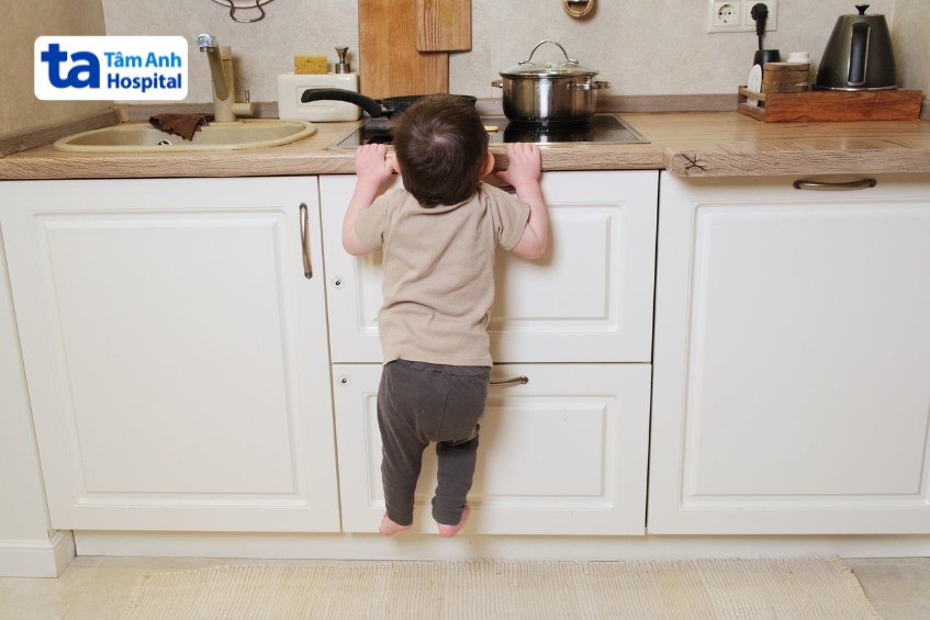 Trẻ đang cố với lấy những đồ vật bên trên