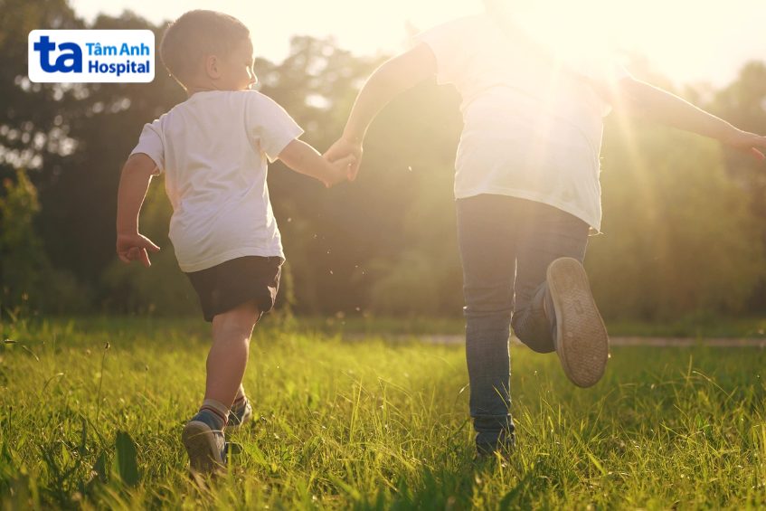 trẻ phơi nắng sáng 10-15 phút mỗi ngày