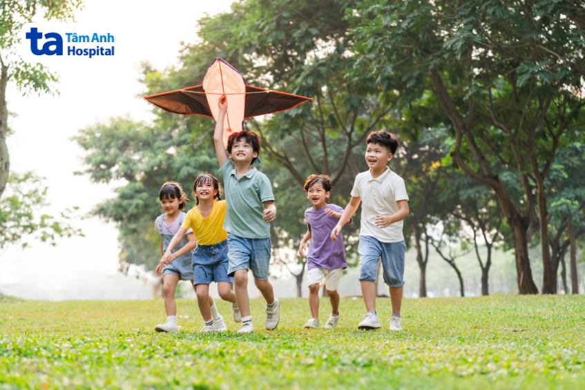 trẻ trong độ tuổi học sinh chơi ngoài trời