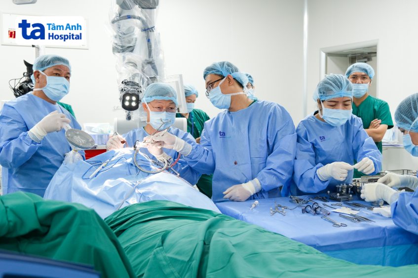 triển khai phẫu thuật não với robot ai tại tâm anh