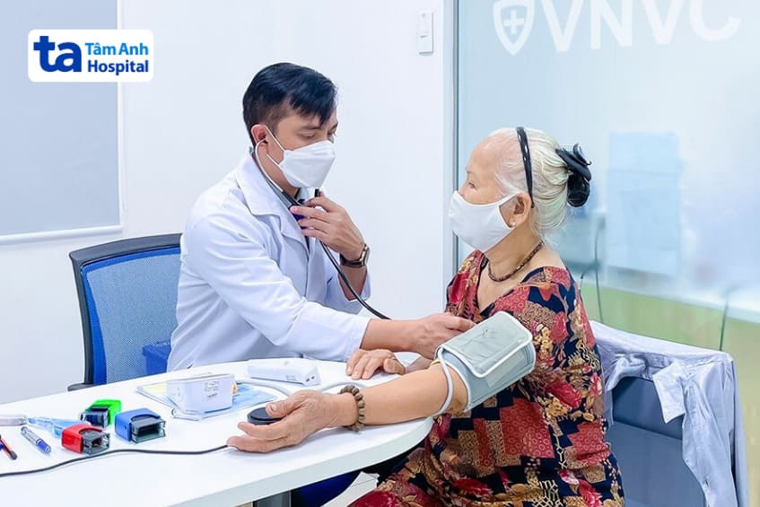 Trước khi tiêm vắc xin cần được bác sĩ khám sàng lọc