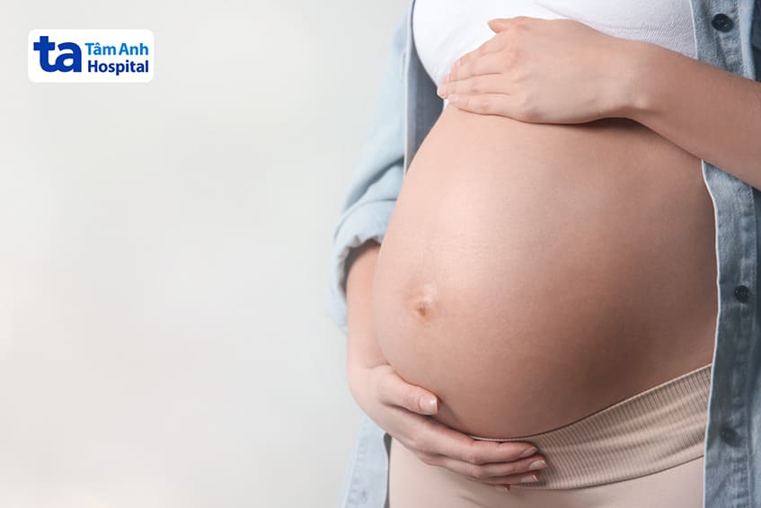 Trường hợp vợ trên 35 tuổi được khuyến nghị sinh thiết phôi và làm sàng lọc tiền làm tổ trước khi chuyển phôi