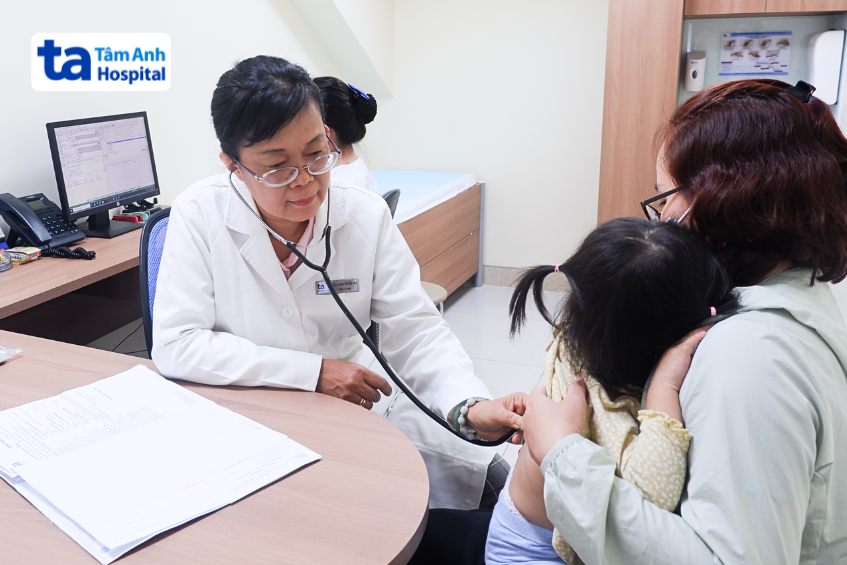 TS BS Hoàng Thị Diễm Thúy đang thăm khám cho bệnh nhi