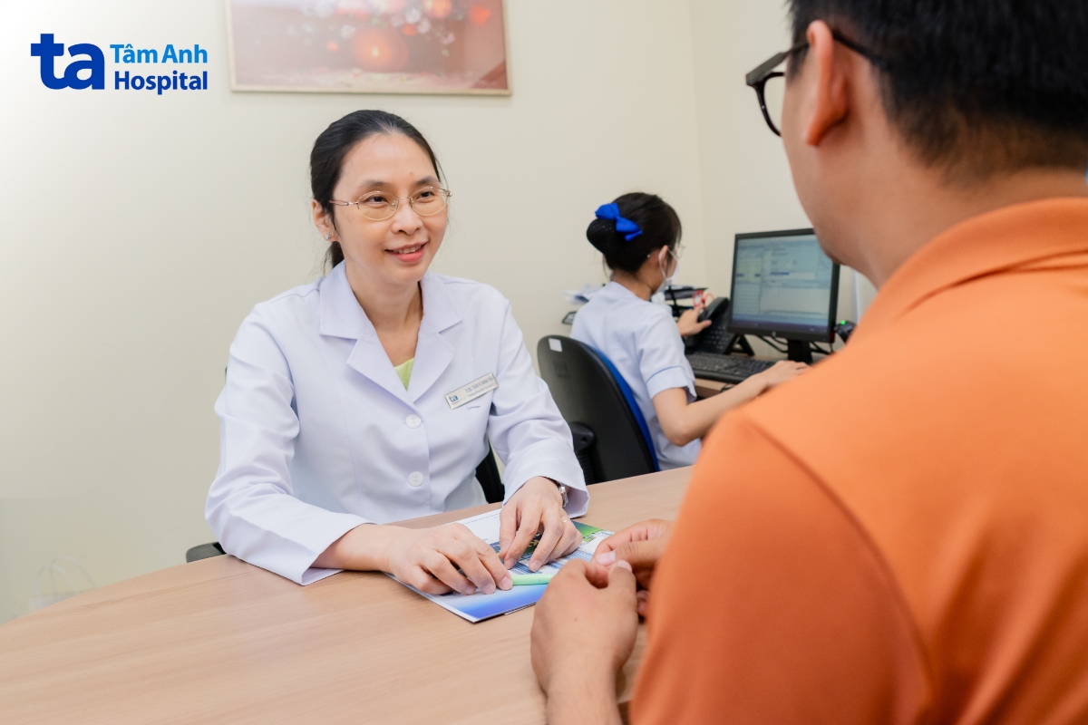 TS.BS Trần Vũ Minh Thư Trưởng khoa Nội Tim mạch 2, Trung tâm Tim mạch, Bệnh viện Đa khoa Tâm Anh TP.HCM thăm khám cho bệnh nhân