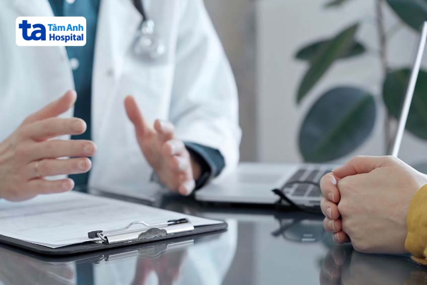 Tư vấn bệnh nhân bị sưng đau khớp ngón tay