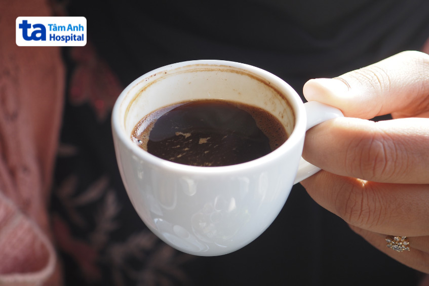 Uống quá nhiều cafe có thể gây ra tình trạng nhịp tim đập nhanh