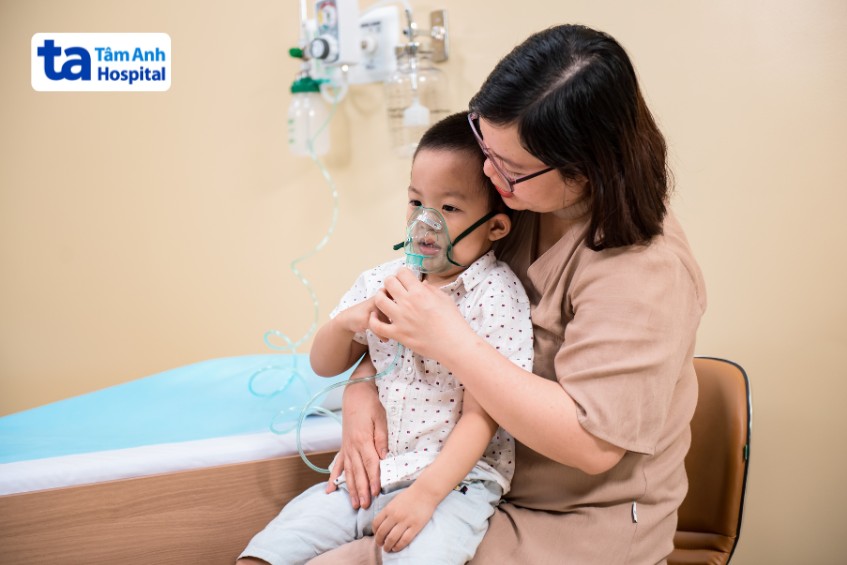 Viêm phổi nặng, trẻ cần nhập viện để điều trị tích cực, hỗ trợ hô hấp