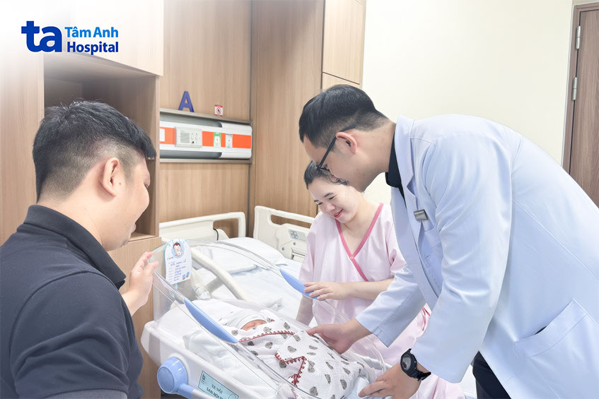 Vợ chồng anh Chinh bên con trai chào đời vào giữa tháng 11 tại Bệnh viện Đa khoa Tâm Anh TP.HCM