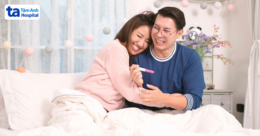 vợ chồng vui mừng vì có con