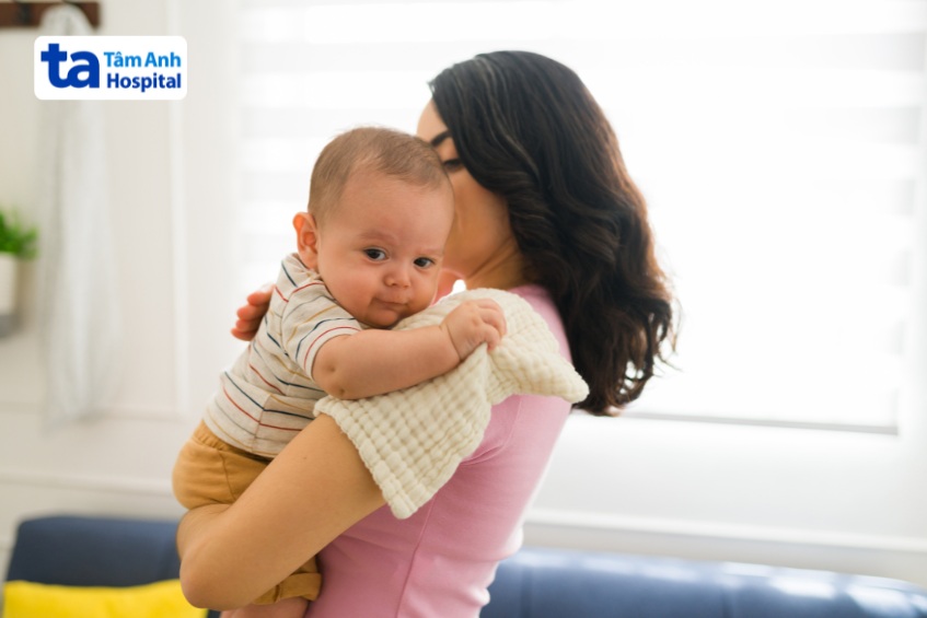 Vỗ ợ đúng cách sau khi cho trẻ bú