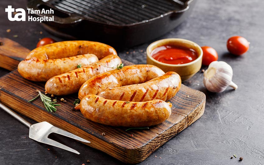 Xúc xích chứa nhiều cholesterol và chất béo bão hòa