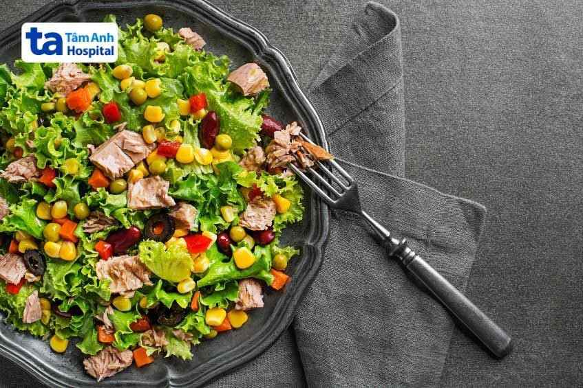 Salad cá ngừ là món ăn tốt cho người cao huyết áp