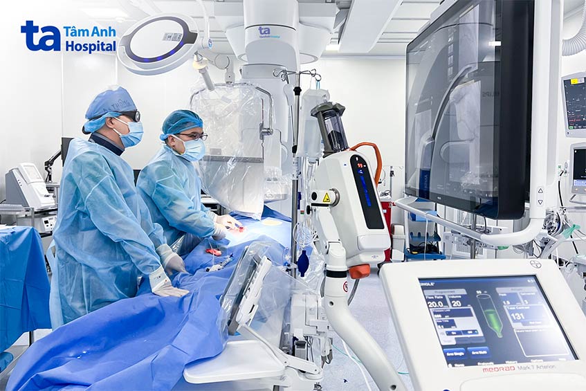 Bác sĩ can thiệp cho một trường hợp mắc dị tật tim bẩm sinh