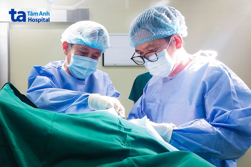 Bác sĩ CKI Lê Ngọc Vinh tiểu phẫu cắt bướu mỡ cho anh N