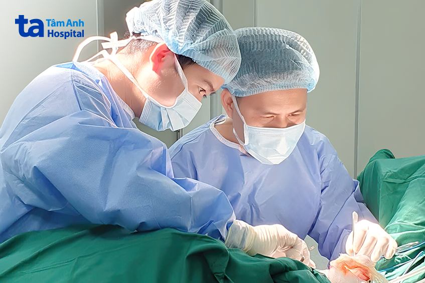 bác sĩ đang phẫu thuật vá rò niệu đạo cho bệnh nhân