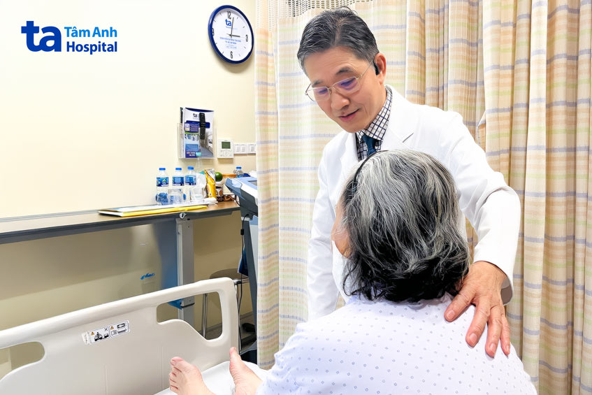 Bác sĩ Dũng hỏi thăm sức khỏe bệnh nhân trước lúc xuất viện