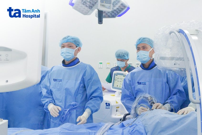 bác sĩ đứng kế nhau