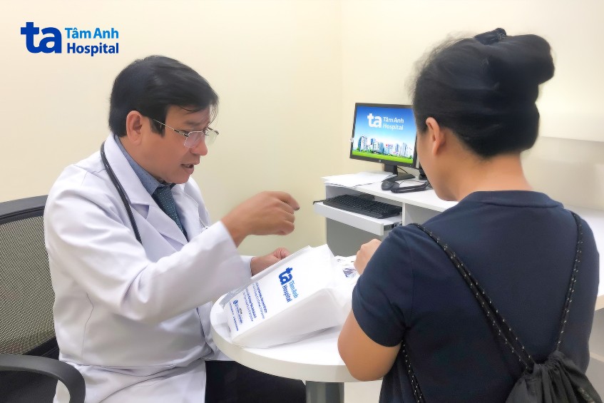 Bác sĩ Hoàng hướng dẫn chị H sử dụng thuốc giảm cân