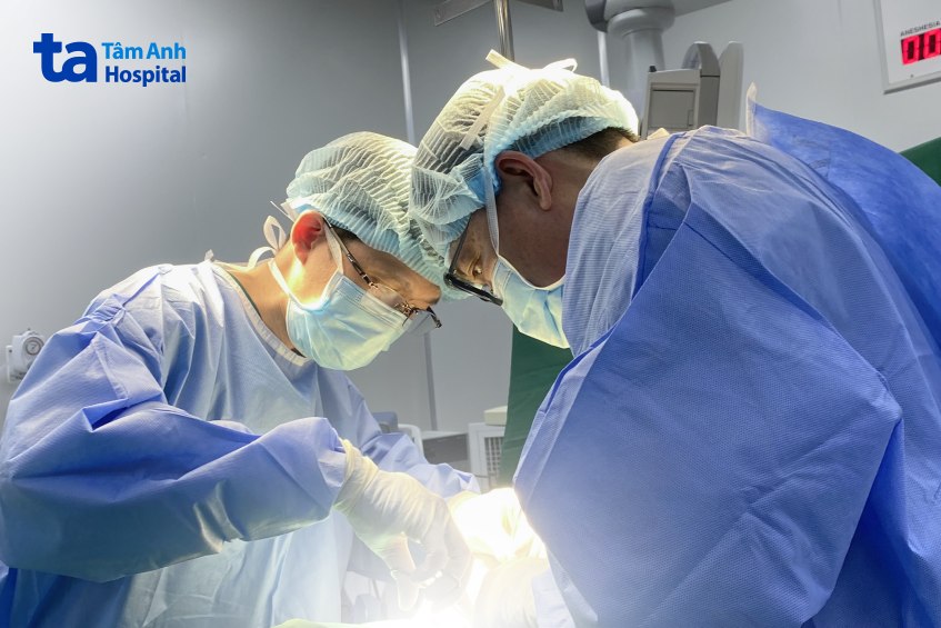 bác sĩ huỳnh bá tấn và ekip phẫu thuật cho bệnh nhân