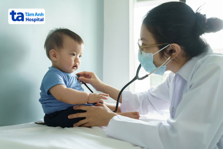bác sĩ khám tim cho trẻ nhỏ