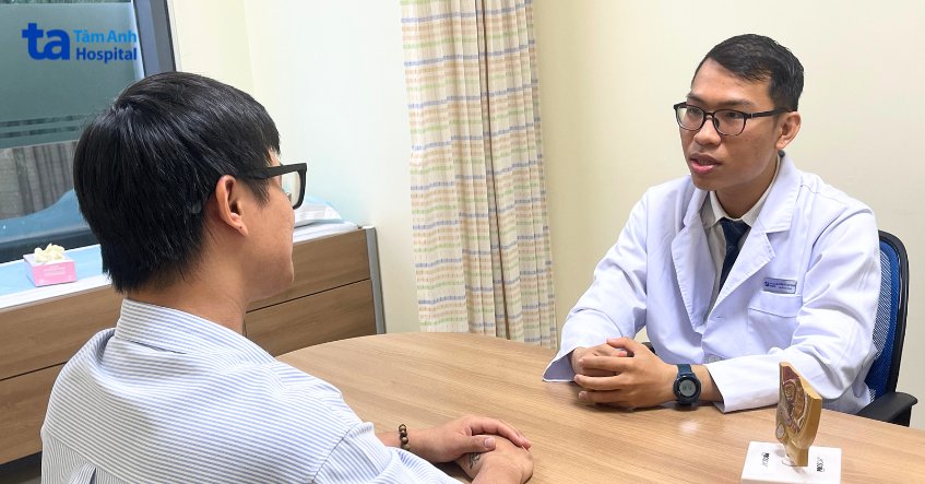 bác sĩ khang chia sẻ với bệnh nhân