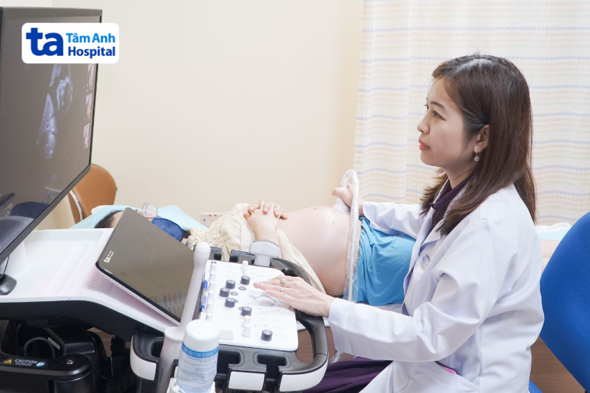 bác sĩ nghi siêu âm cho thai phụ