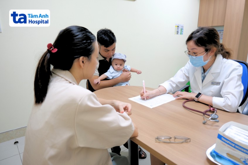 bác sĩ sẽ tư vấn điều trị đau bụng trên rốn