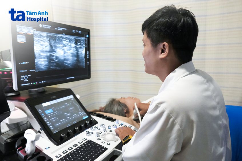 bác sĩ siêu âm ngực và nách