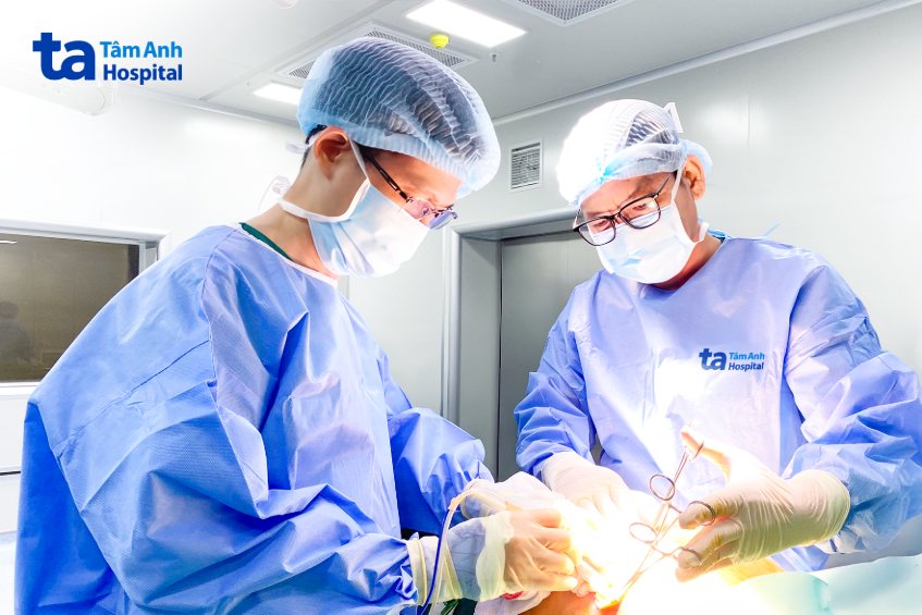 bác sĩ tấn phẫu thuật bệnh nhân