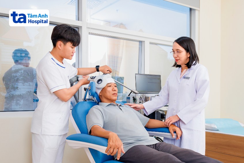 bác sĩ thực hiện điều trị bằng tms cho bệnh nhân